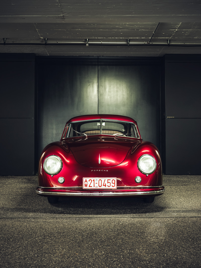 Ein roter Porsche in einer Tiefgarage.