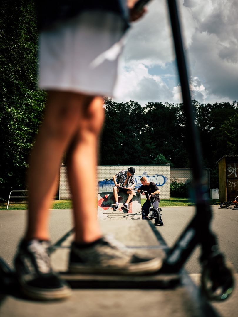 Drei Jungen im Skatepark